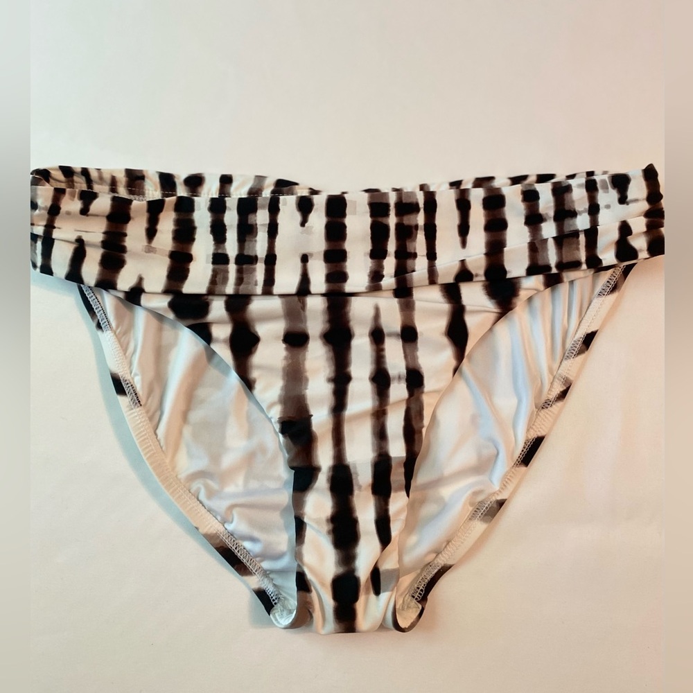 La Blanca‎ 
Twisted BambooShirred Hipster
Bikini Swim Bottom